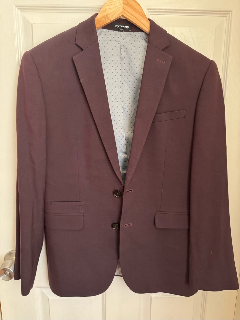 Express Men's Burgundy
Two-Button Suit Jacket Blazer - Size 36 x 36 Slim. EUC